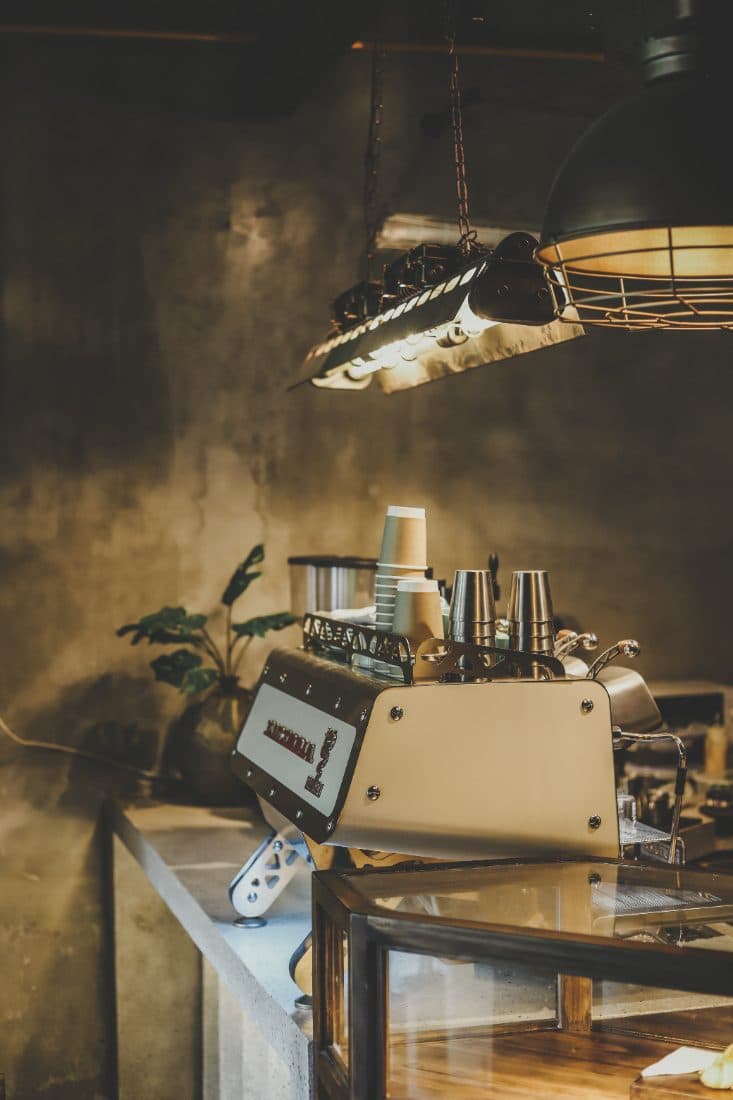 Siebträgermaschine hinter der Theke
