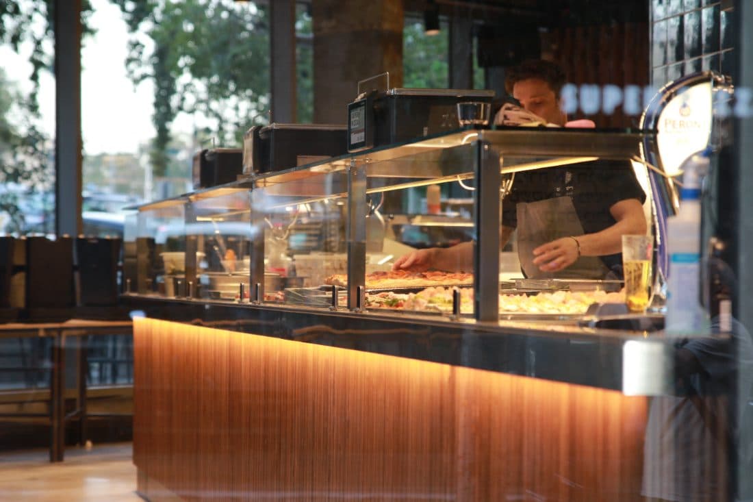 Pizzabäcker an der Auslage